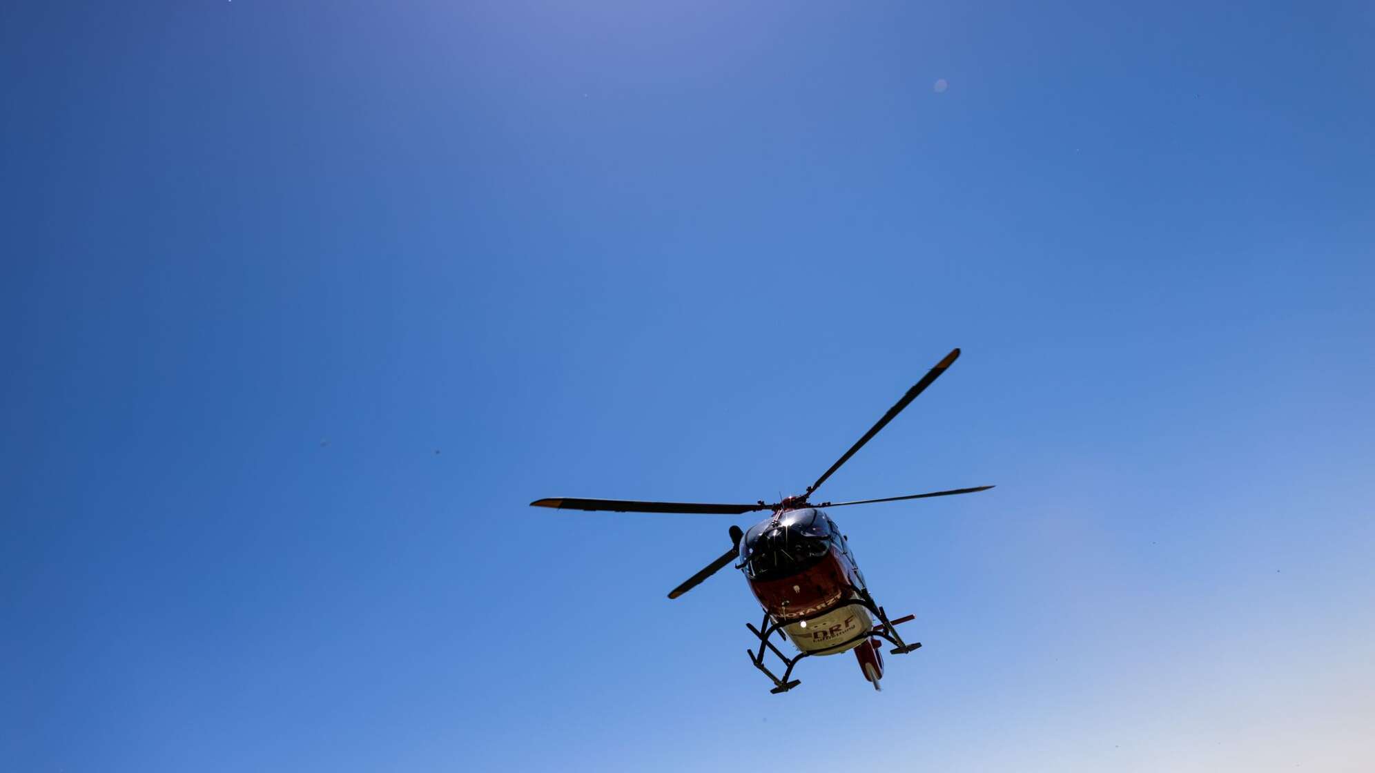 Ein Rettungshubschrauber setzt zur Landung an