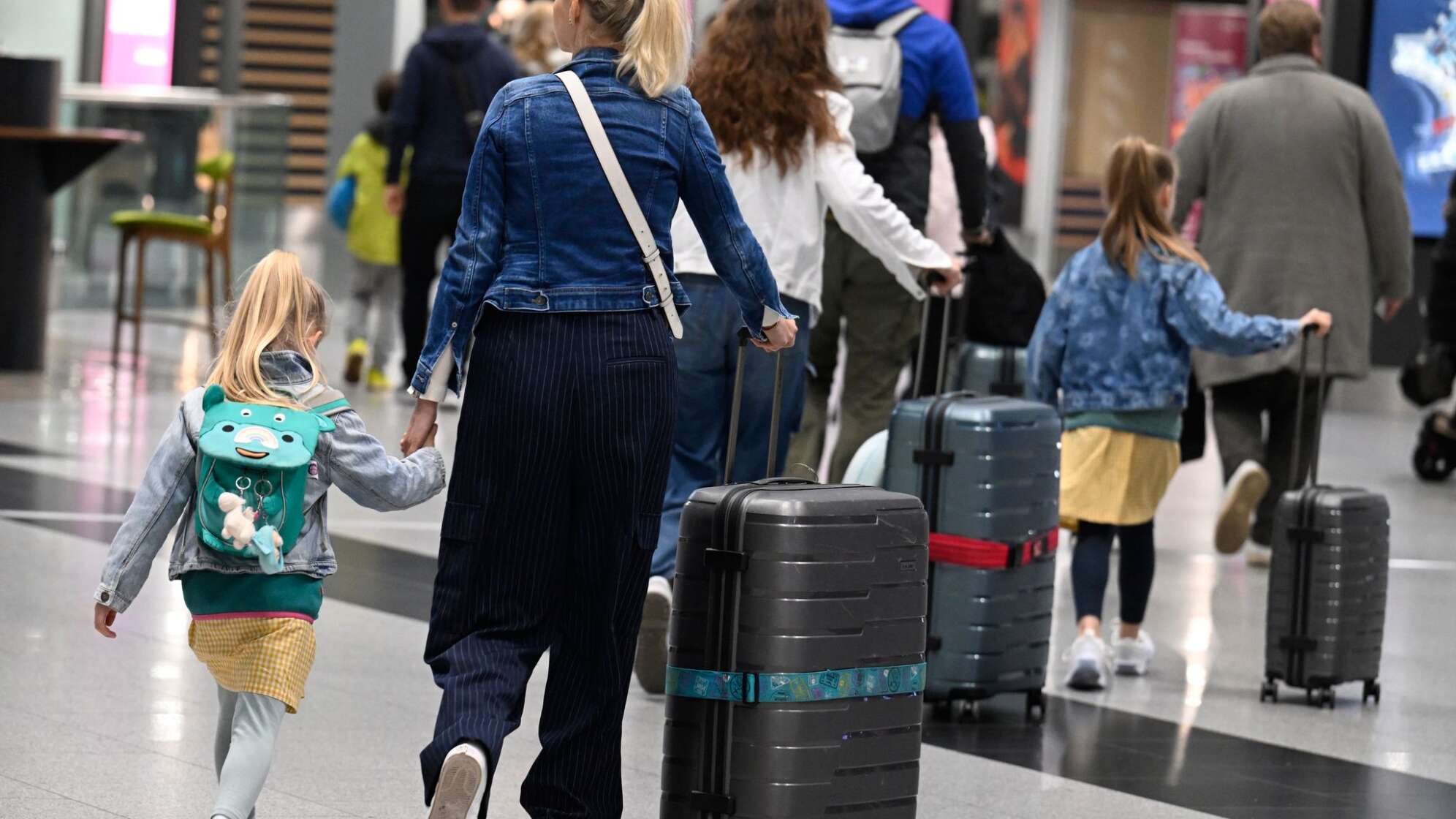 Flugreisende am Flughafen München