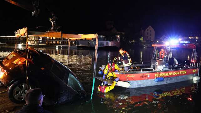 Auto kippt mit zwei Insassen in den Main