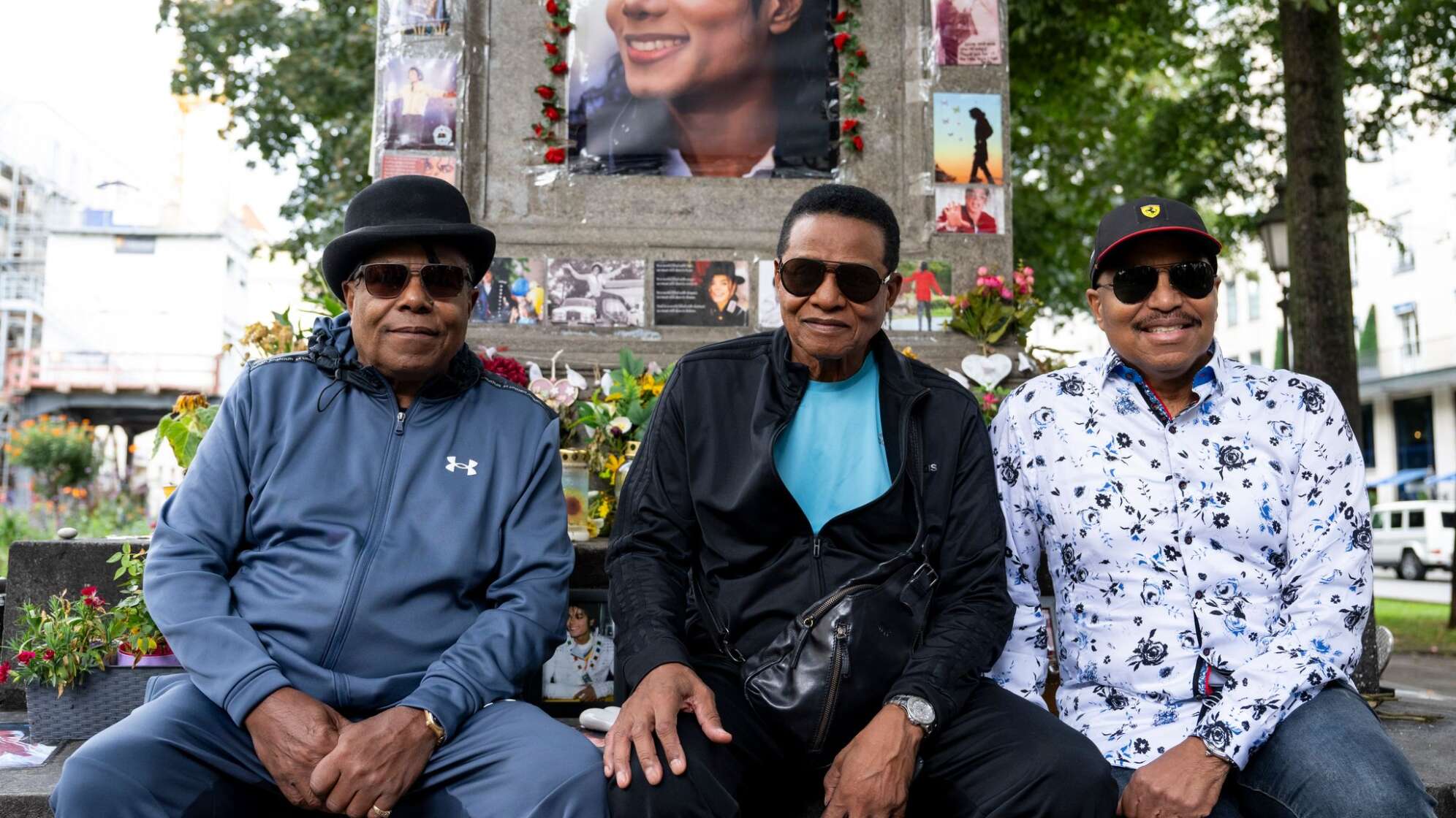 Michael Jacksons Brüder besuchen Denkmal für den King of Pop