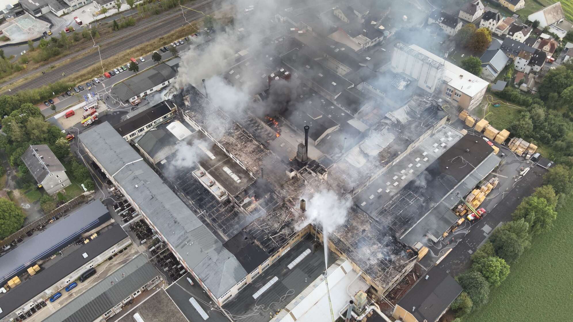 Großbrand auf Firmengelände in Oberfranken