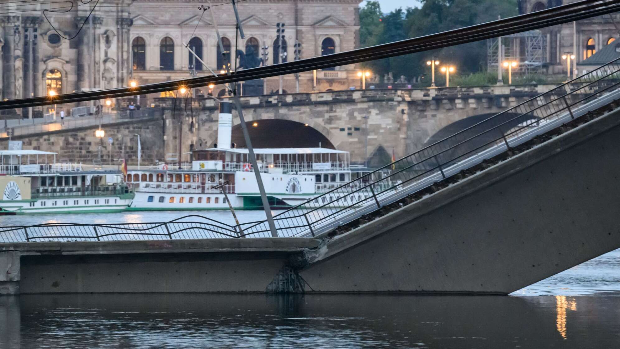 Carolabrücke in Dresden eingestürzt