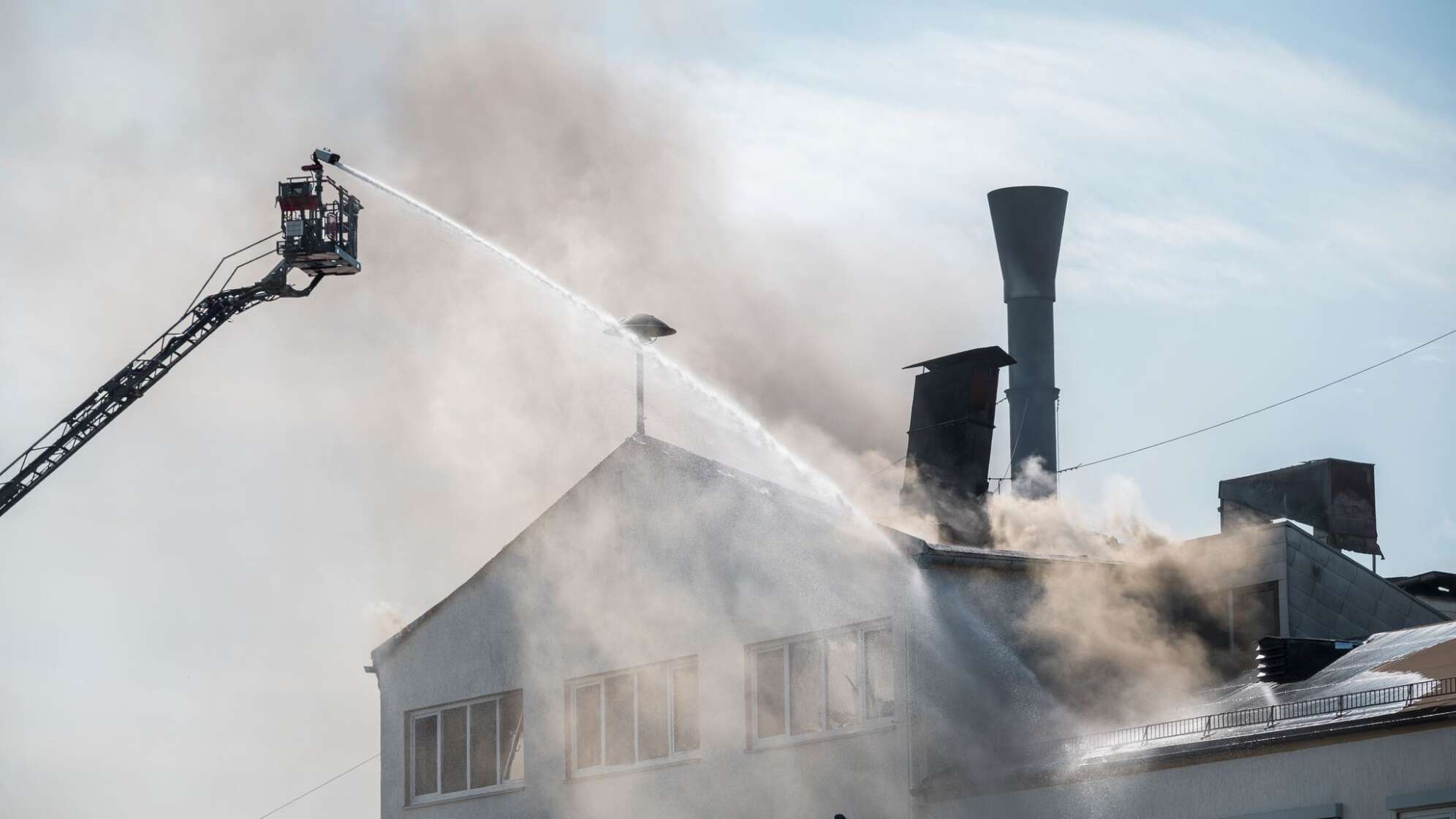 Großbrand in Wunsiedel - Polizei warnt vor giftigem Rauch