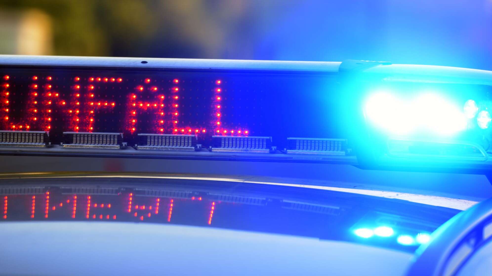 Ein Polizeiwagen steht an einer Unfallstelle