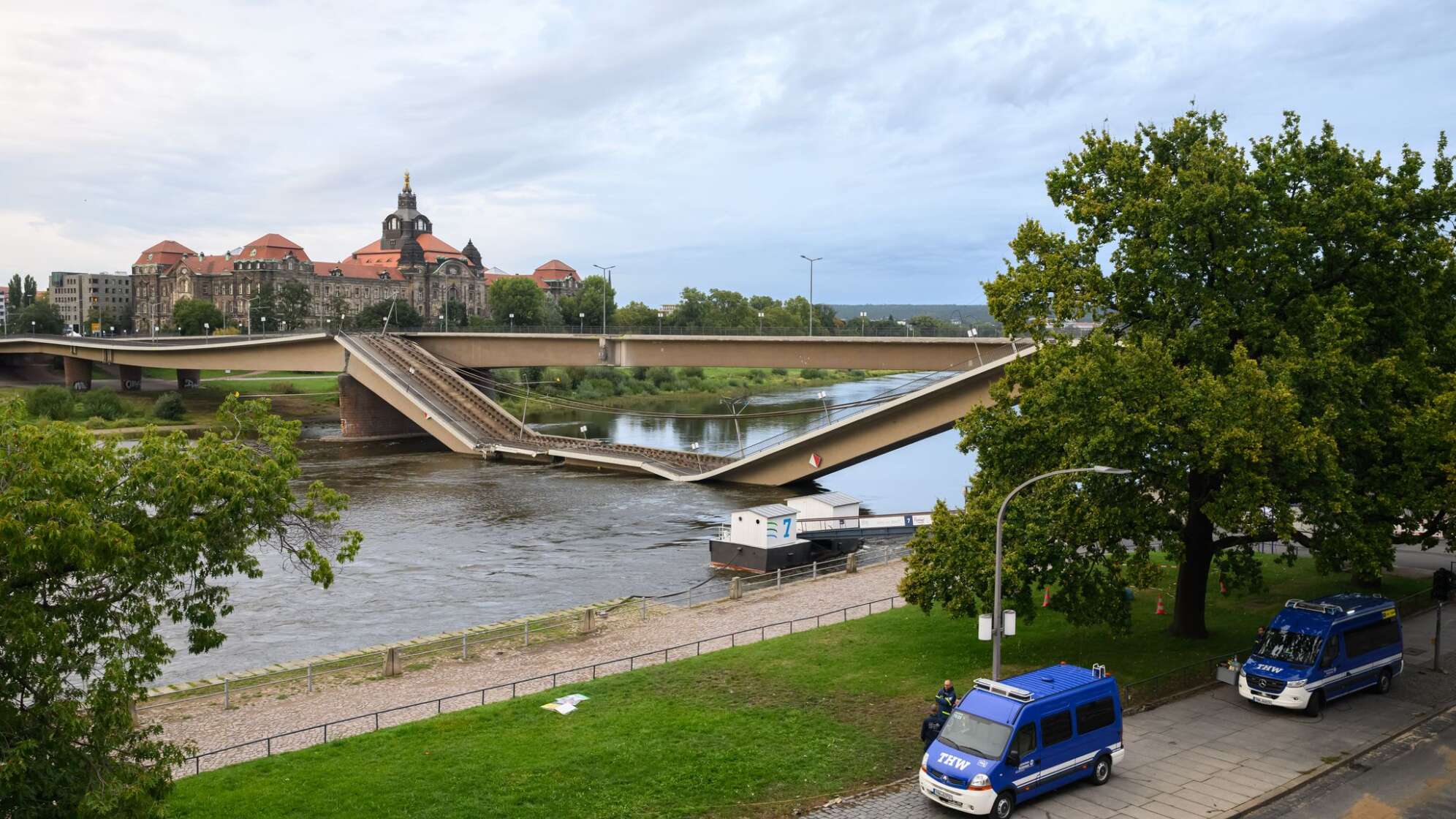 Carolabrücke in Dresden eingestürzt