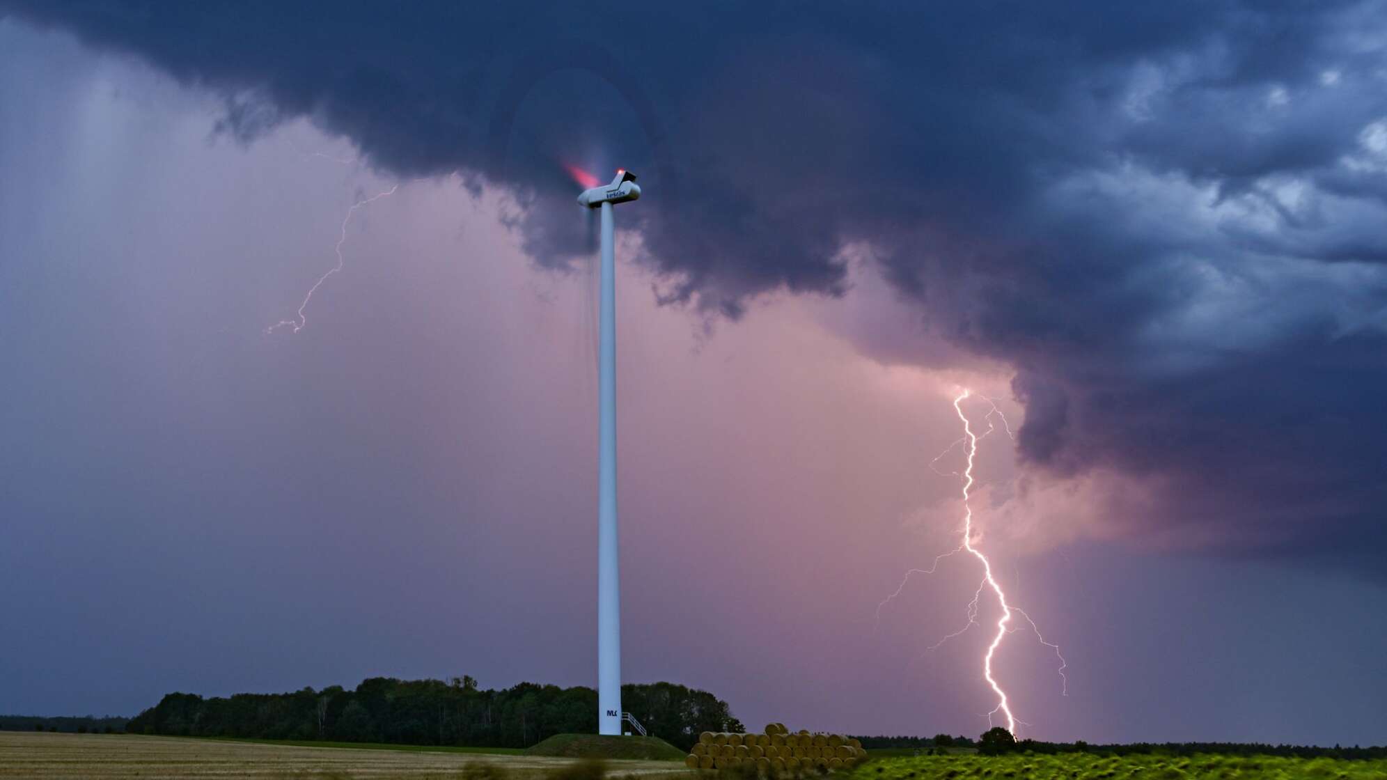 Gewitter nahe eines Windrades