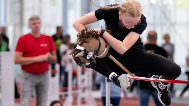 «Hobby Horsing»: Wettbewerb im Springreiten ohne Pferd