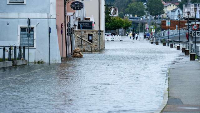 Es schüttet wie aus Gießkannen - Katastrophenlage bleibt aus