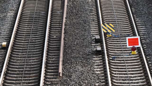 Seniorin wird an Bahnübergang von Zug erfasst und stirbt