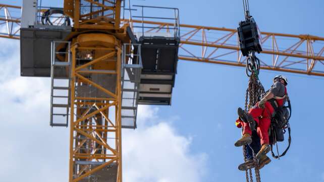 Münchner Feuerwehr sichert Baustellen-Kran vor dem Umstürzen