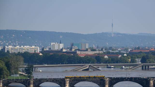 Aufräumarbeiten an vielen Orten - Elbe und Oder steigen an