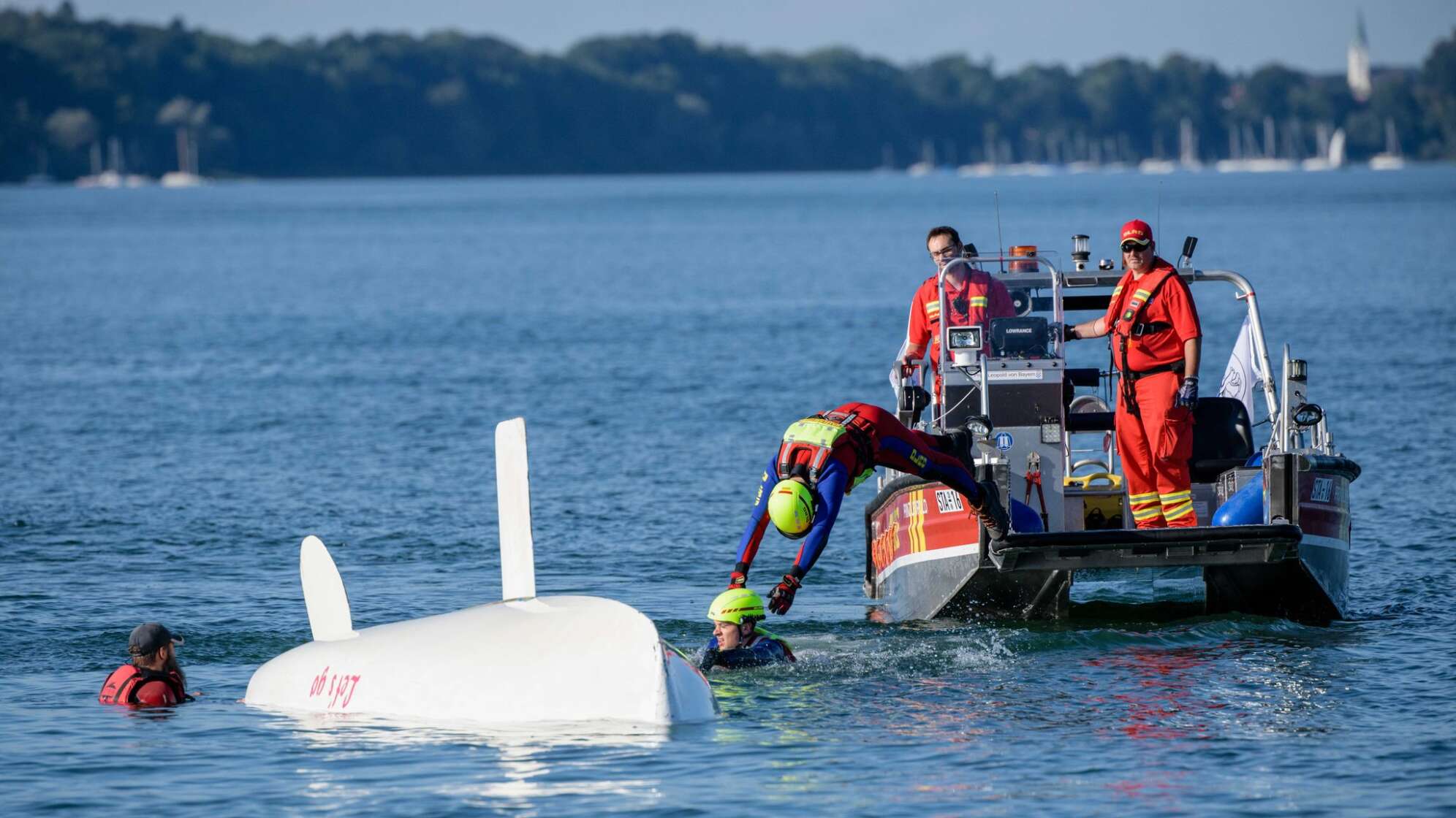 Wasserretter der Deutschen Lebens-Rettungs-Gesellschaft (DLRG)