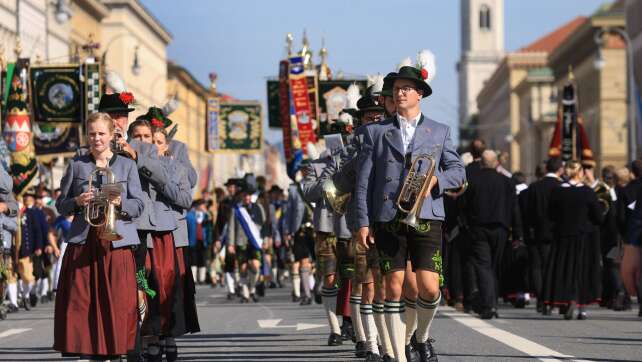 Zweiter Wiesntag startet mit Trachtenzug - Traumwetter