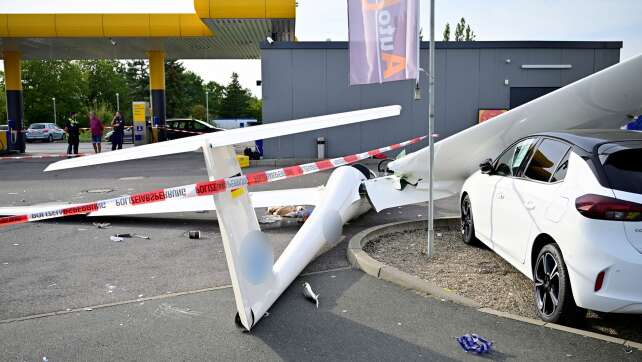 Segelflugzeug stürzt auf Gelände von Tankstelle ab