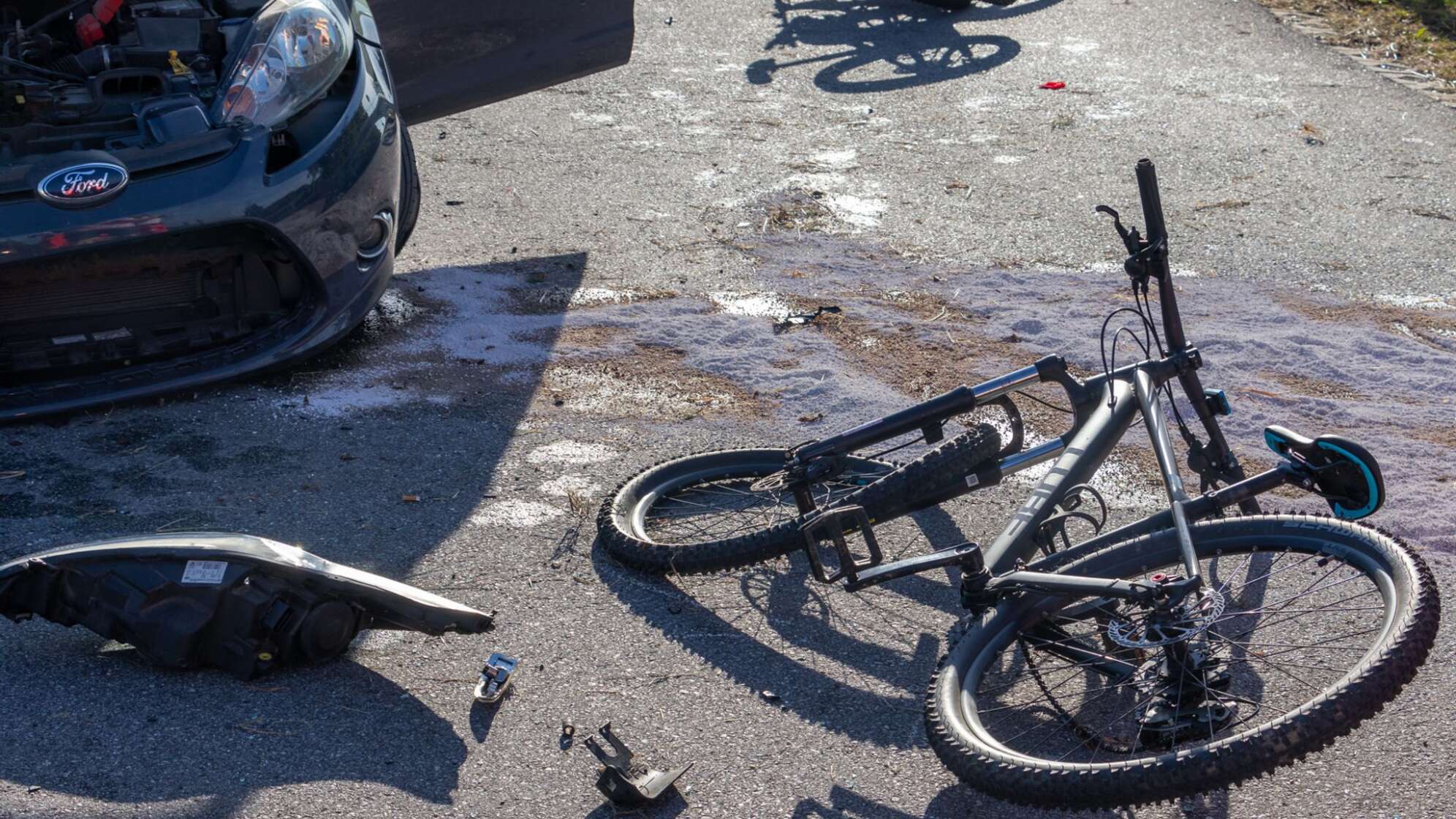 Fahrradfahrer von Auto erfasst