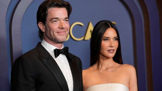 «So stolz» - Olivia Munn und John Mulaney begrüßen Tochter