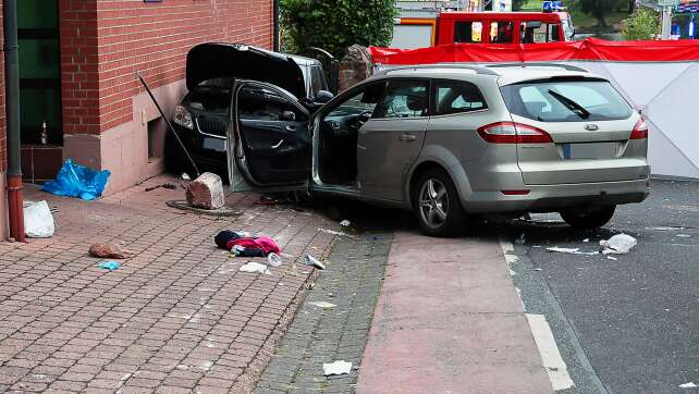 Wagen fährt in Gruppe feiernder Menschen - Leichtverletzte