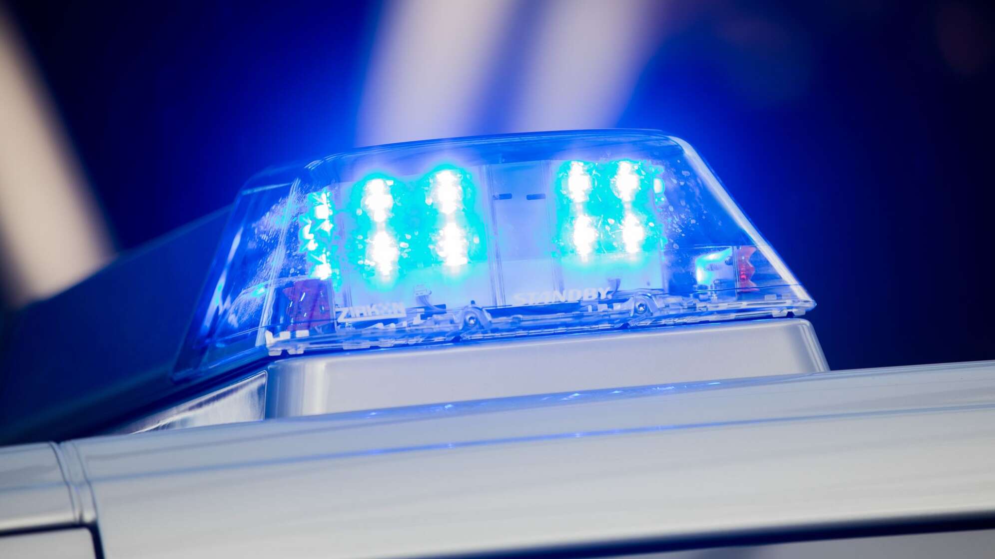 Polizeiwagen mit eingeschaltetem Blaulicht