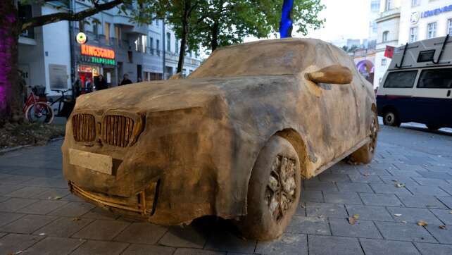 Kunst: Verrottende SUV machen auf Versiegelung aufmerksam