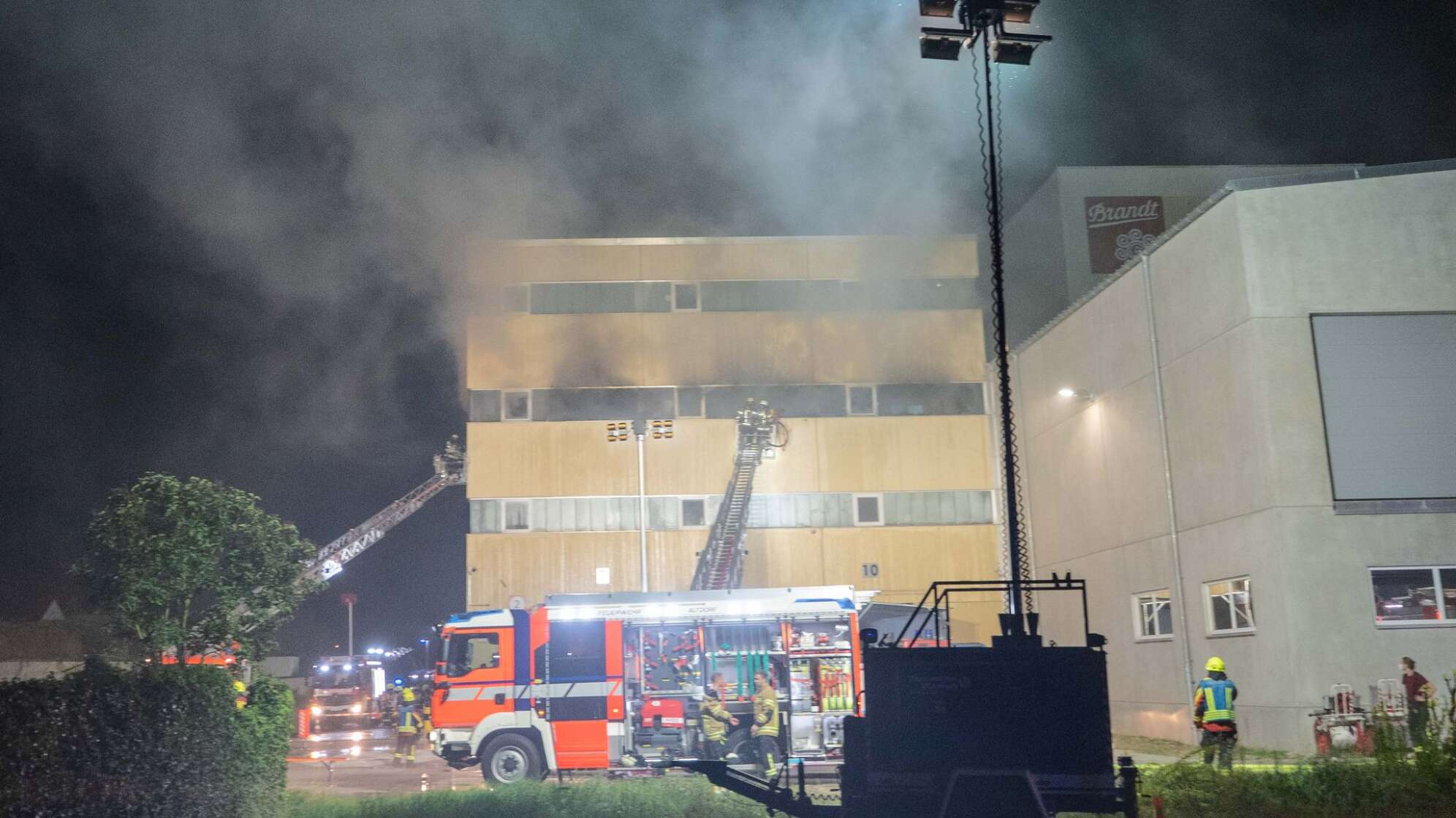 Feuer in Lagerhalle einer Schokoladenfabrik