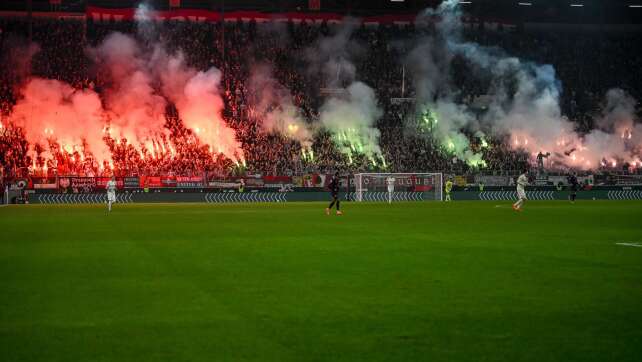 Polizei ermittelt: Verletzte durch Pyrotechnik in Augsburg