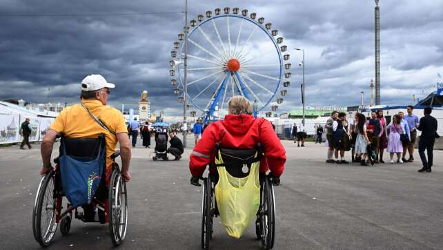 Mit Rollstuhl zur Wiesn - Barrierefreiheit mit Hindernissen