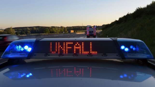 Lastwagen mit Käse und Toast beladen kippt auf Autobahn um