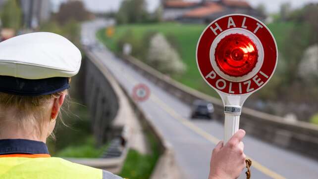 Mutmaßliches Schleuserauto prallt gegen Baum - Frau verletzt