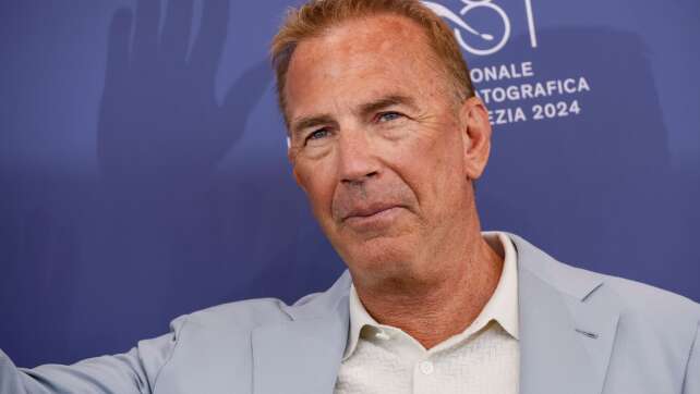 Kevin Costner nimmt Song auf - Spende für Hurrikan-Opfer