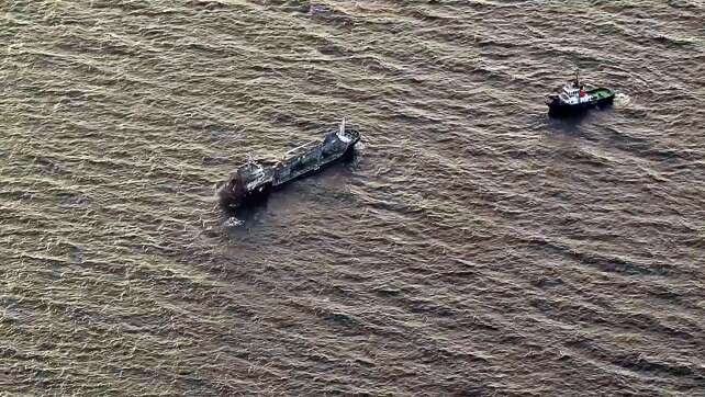 Brennendes Tankschiff erreicht Rostock