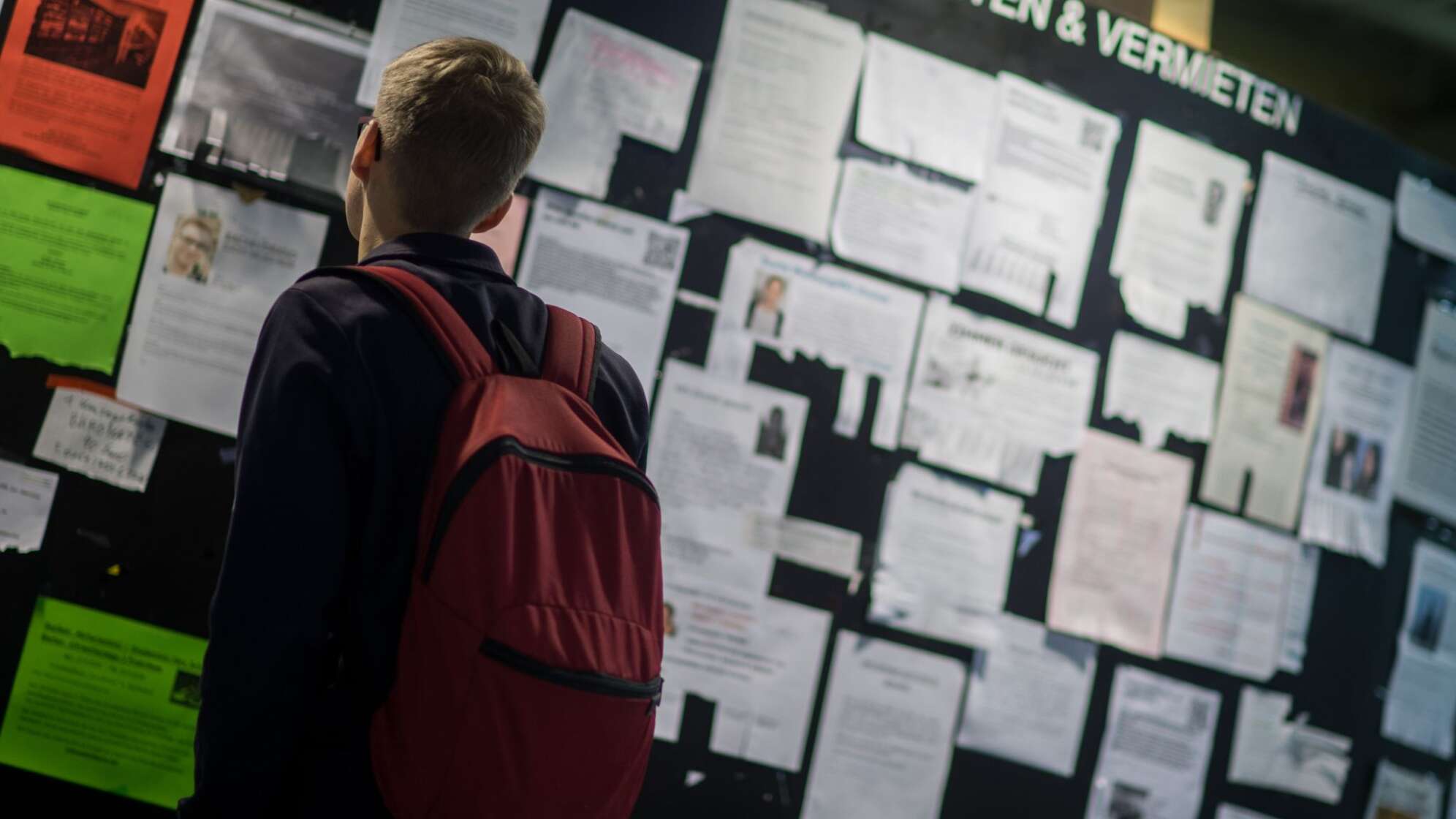 Wohnungsanzeigen am Schwarzen Brett einer Universität