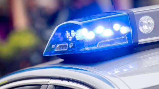 Jugendlicher flieht vor Polizei - Auto landet im Klärbecken