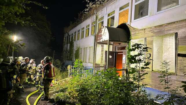 Teenager sitzen bei Brand in leerstehendem Schwimmbad fest