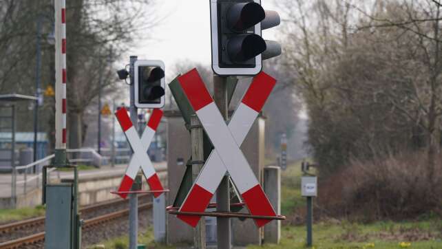 Auto bleibt im Gleisbett stecken und wird von Zug erfasst