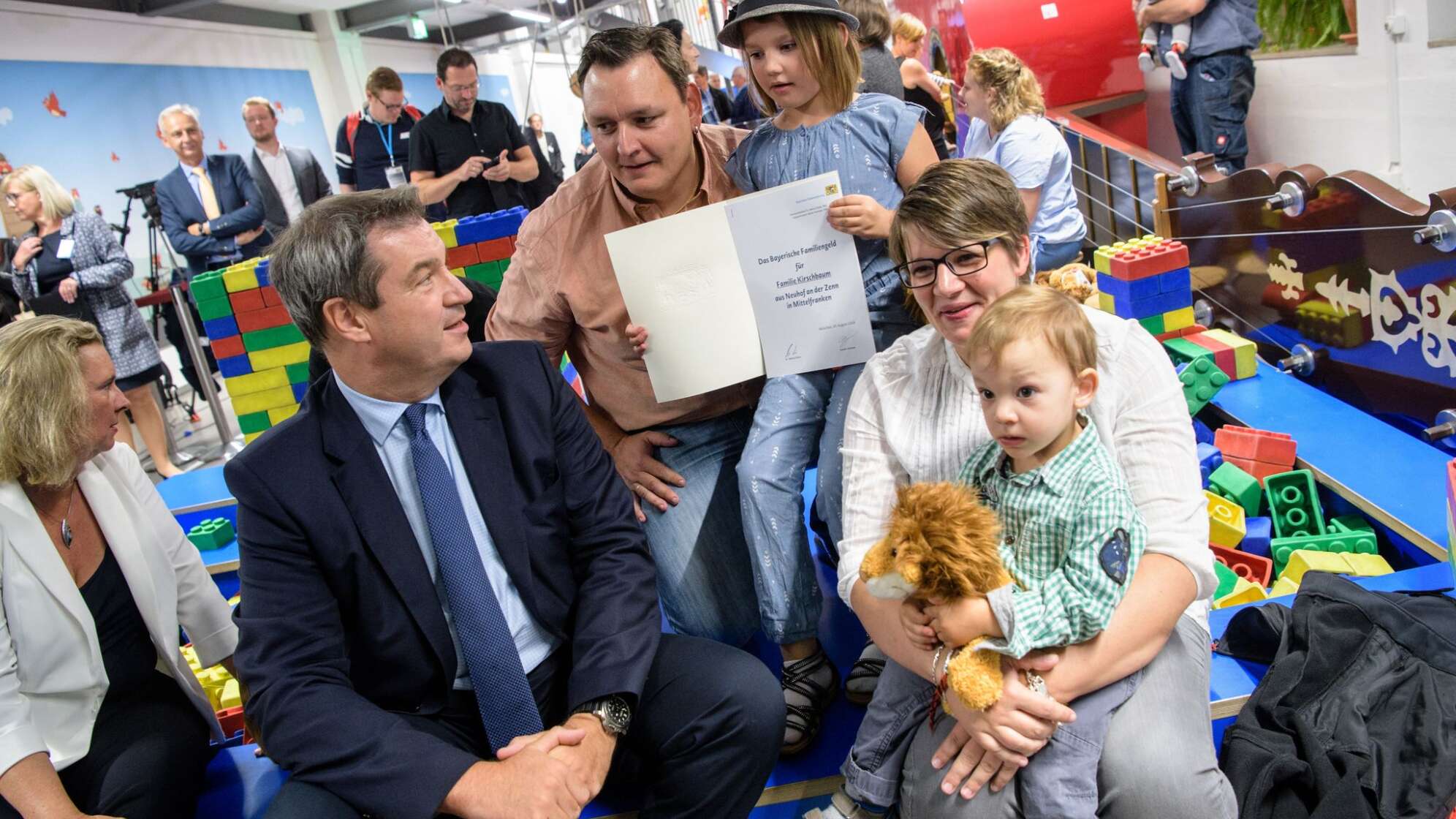 Söder überreicht Bewilligungsbescheide für Familiengeld