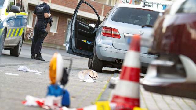 Tödliche Schüsse vor Fitnessstudio: Fahndung dauert an