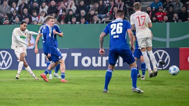 Rasen-Glück und zwei Joker-Tore: Augsburg bezwingt Schalke