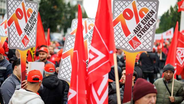 Metaller in 45 Betrieben zu Warnstreik aufgerufen