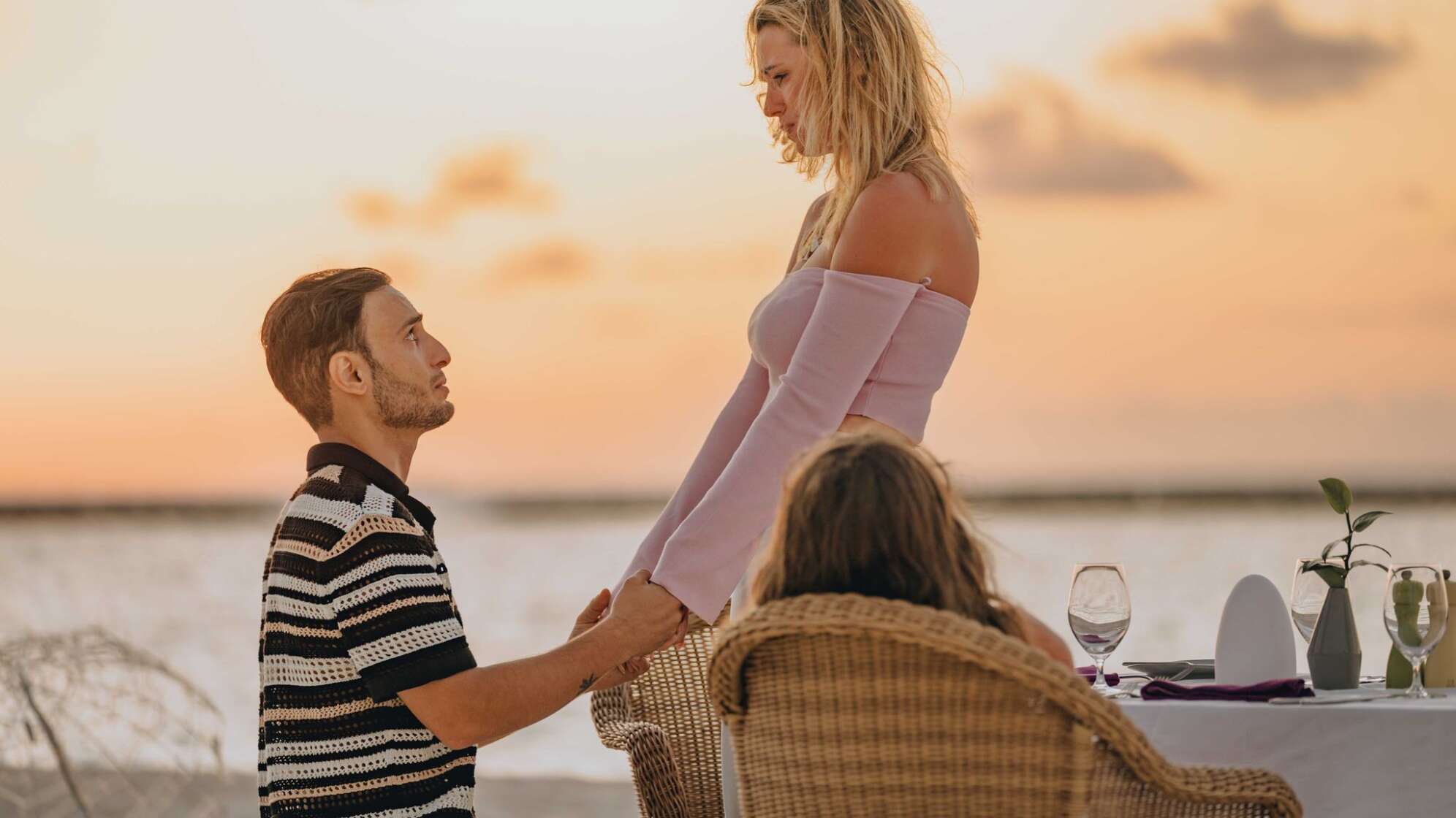 GZSZ-Star Timur Ülker macht Freundin Antrag am Strand