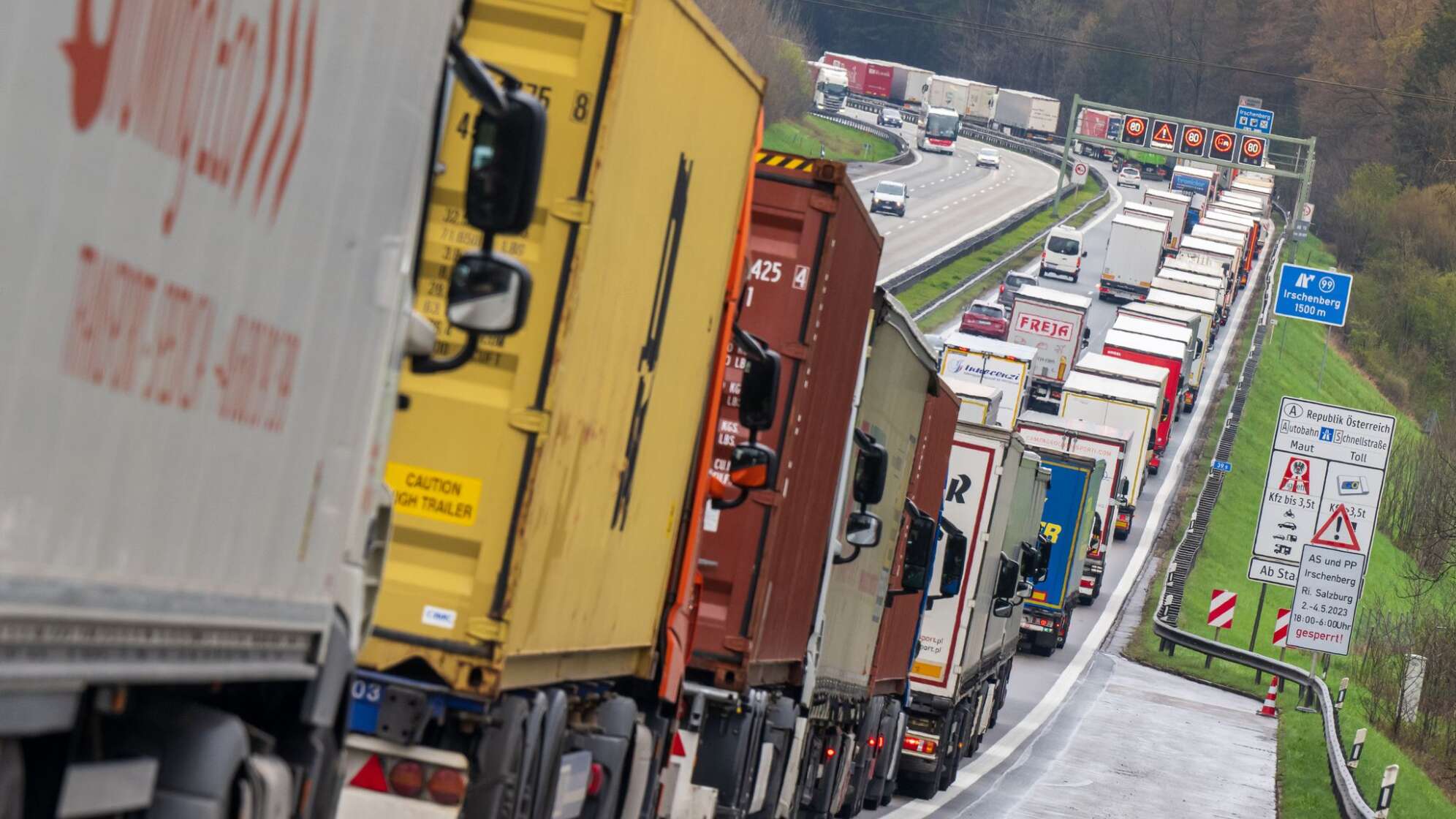 Autobahnstau wegen Blockabfertigung