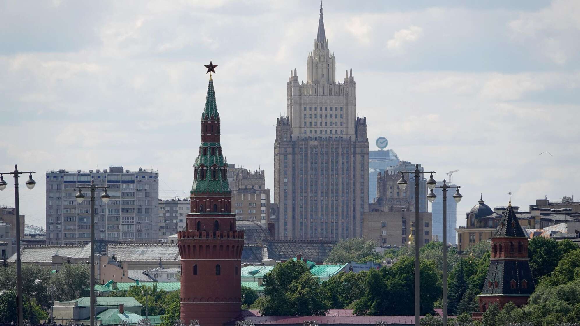 Moskau: Kremlturm und Außenministerium