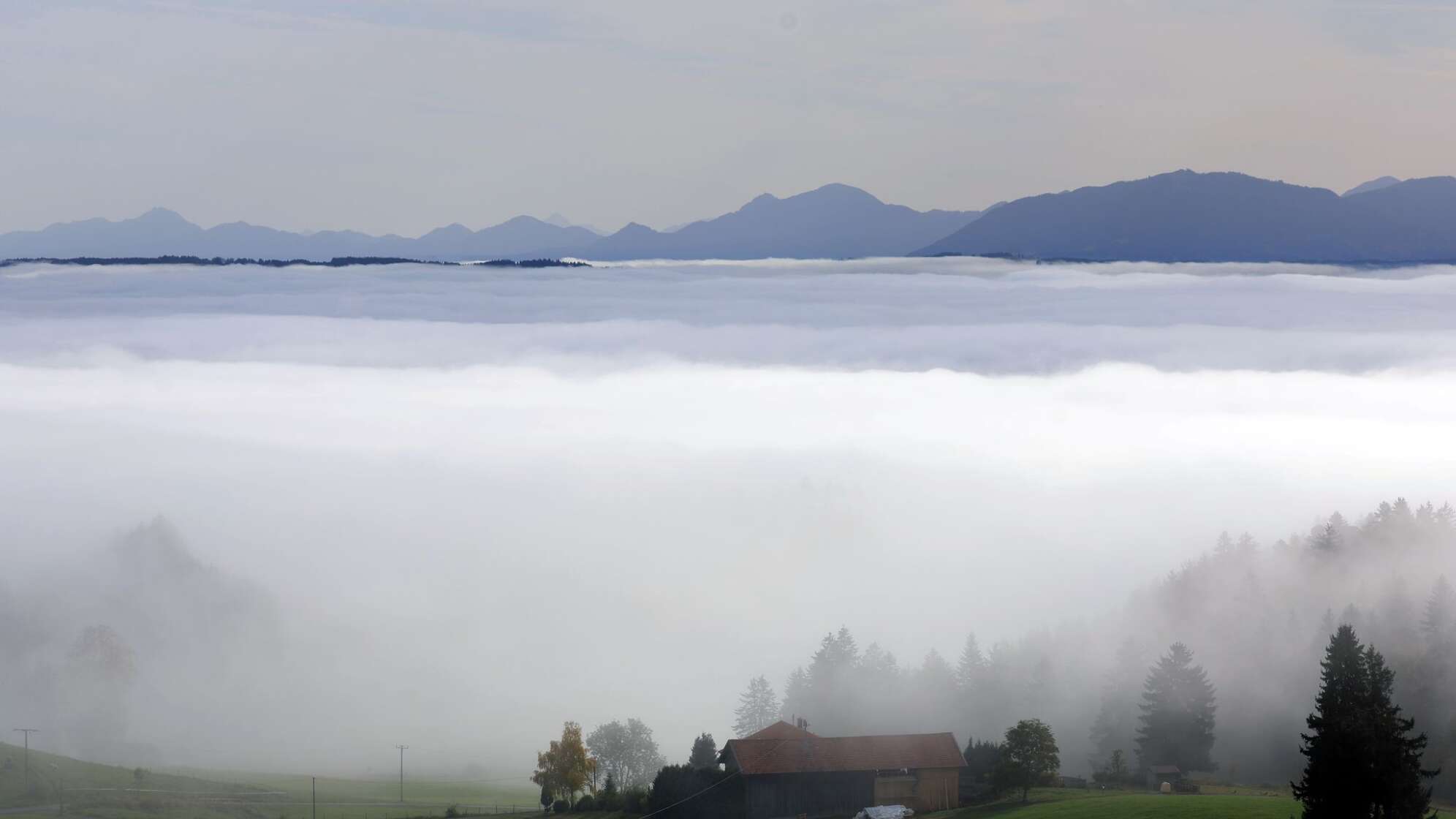 Sonne in den Bergen und Nebel im Tal - Wetter