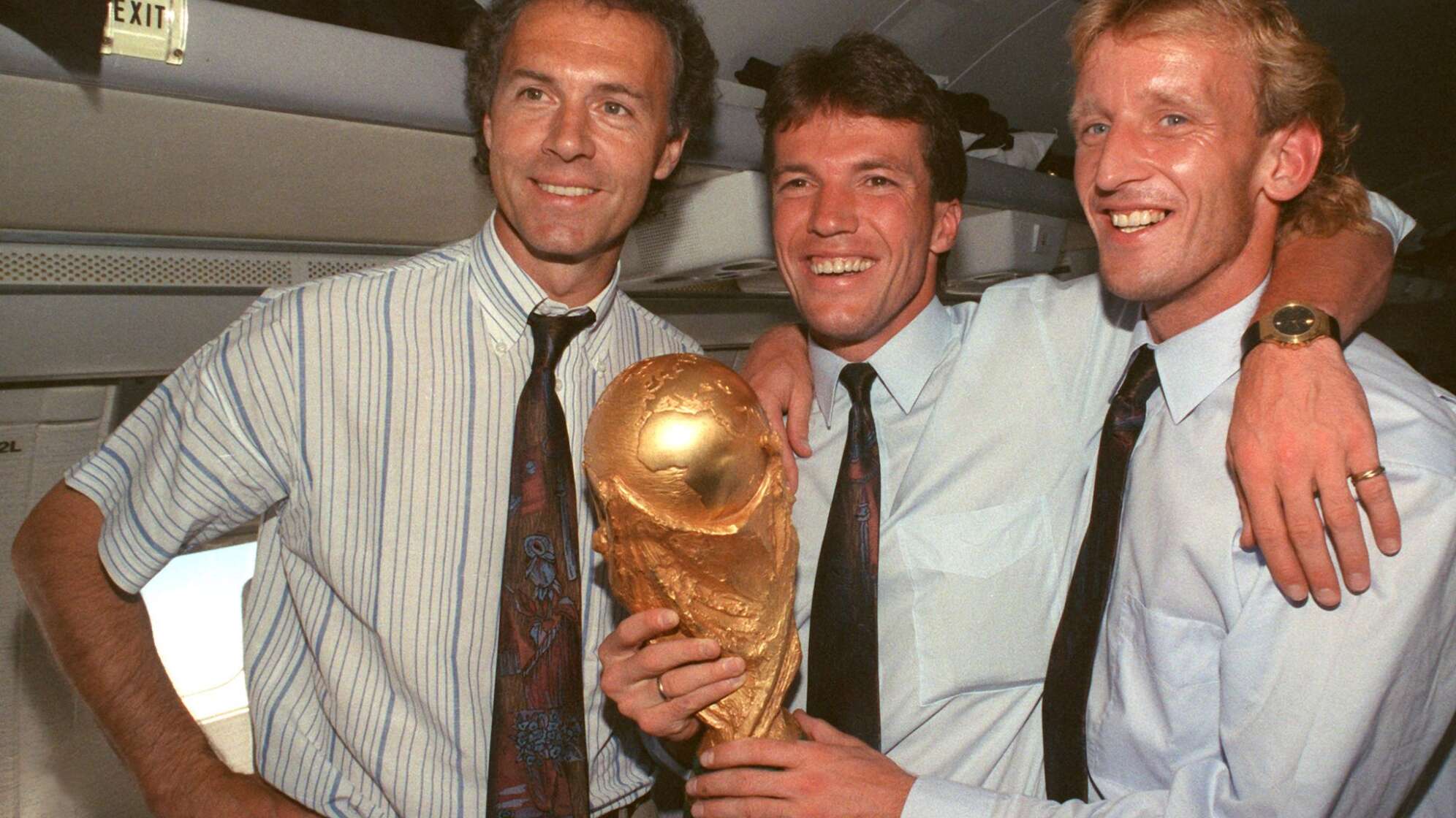 Franz Beckenbauer (l), Lothar Matthäus und Andreas Brehme (r)