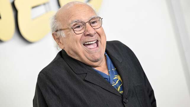 Danny DeVito wird 80 - mit Trampolinspringen in Schwung