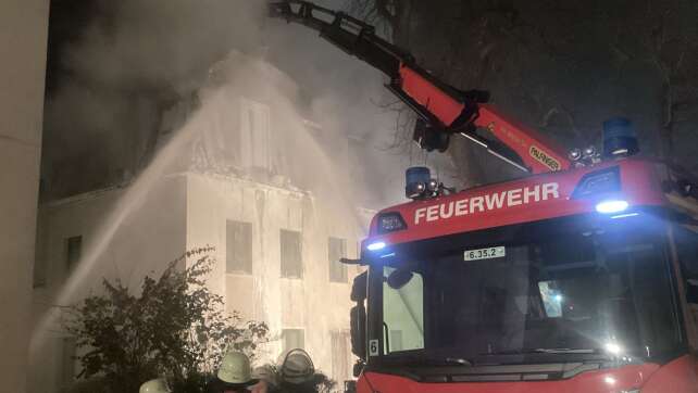 Dachstuhlbrand in München nach über 16 Stunden gelöscht