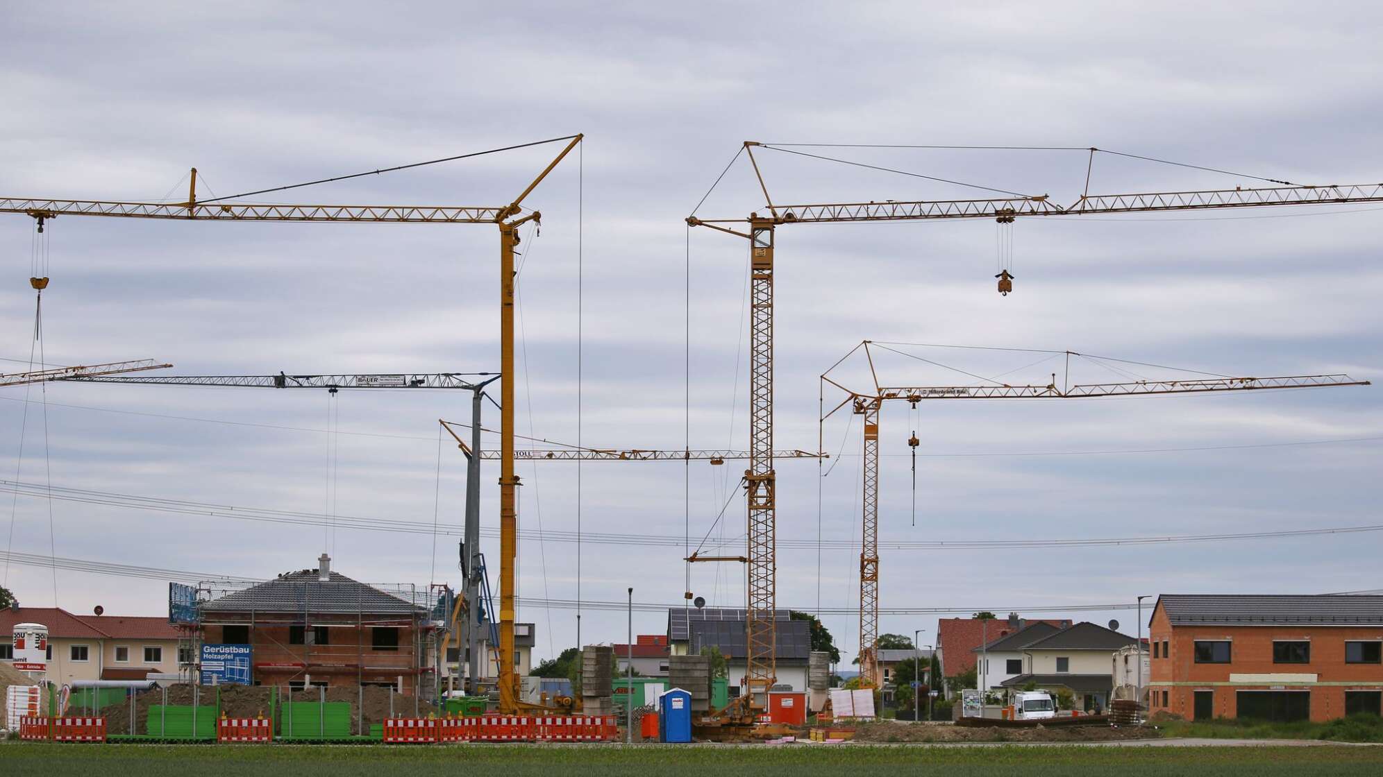 Baukräne in Neubaugebiet