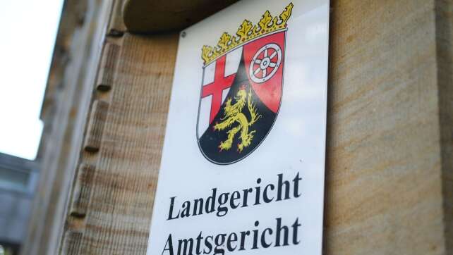 18-Jähriger wegen Mordes an Vater vor Gericht