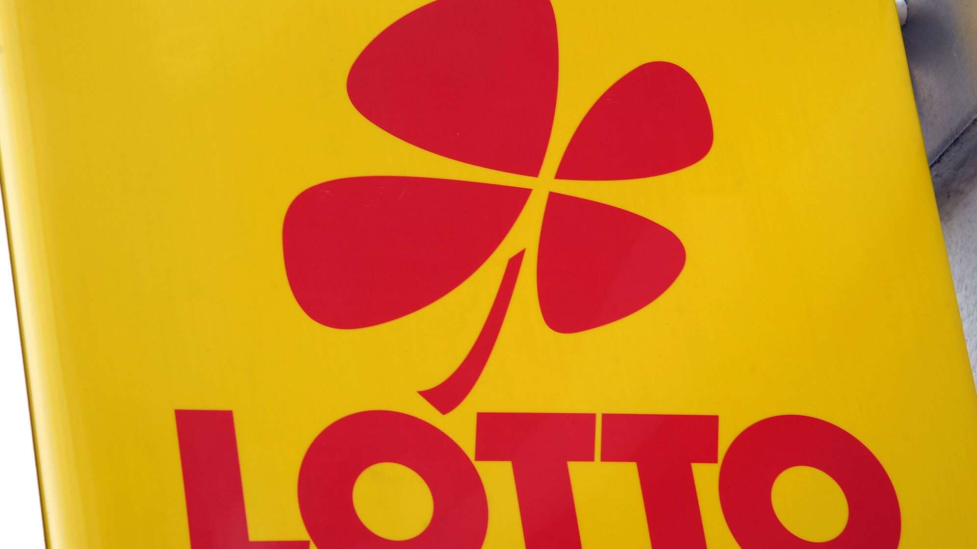 Ein Werbeschild für Lotto