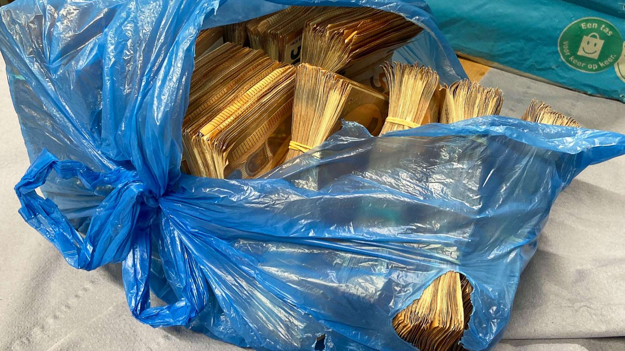 Polizisten finden etwa eine Million Euro in Plastiktüten