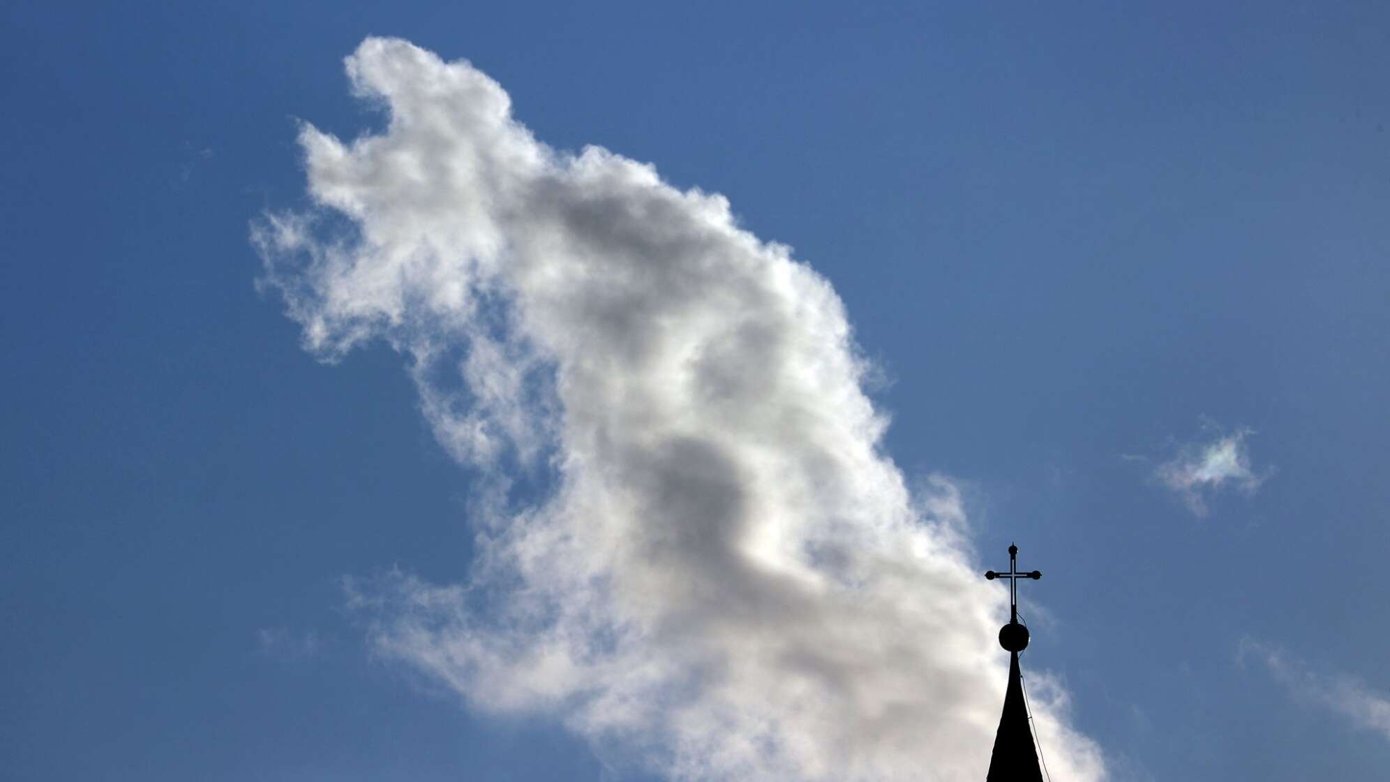 Sonne und Wolken über Wallfahrtskirche